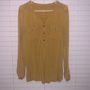 V-Neck w/ button detail, long sleeve, super soft!! Excellent condition!